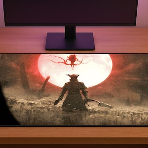 Op de afbeelding: Een rechthoekige muismat met een donkere fantasie scène met een figuur in harnas, een grote rode maan en een wezen. De muismat ligt op een houten bureau, met een computermonitor en een kleine potplant op de achtergrond.