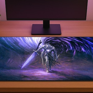 Könnte beinhalten: Rechteckiges Mauspad mit einem Fantasy-Krieger mit einem leuchtenden Schwert, vor einem wirbelnden lila und blauen Hintergrund. Das Design ist auf einem schwarzen Mauspad zentriert, das sich für Spiele oder die Computernutzung eignet.