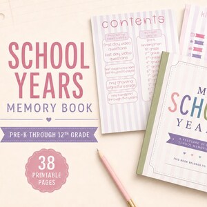 Könnte beinhalten: Ein Schuljahre-Erinnerungsbuch-Set mit einem Einband mit dem Text My School Years, einer Inhaltsseite und einer Seite für den ersten Schultag im Kindergarten. Das Set enthält einen rosa Stift und eine hellviolette Schleifen-Büroklammer.