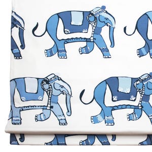 Puede incluir: Tela estampada en azul y blanco con un dise&ntilde;o repetido de elefantes estilizados. Los elefantes est&aacute;n delineados en negro y tienen un dise&ntilde;o estampado en azul claro y blanco.