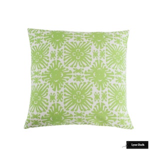 Puede incluir: Coj&iacute;n decorativo cuadrado con un estampado floral verde lima repetido sobre fondo blanco. El coj&iacute;n tiene un aspecto texturizado y probablemente est&aacute; hecho de tela. Su forma cuadrada lo hace adecuado para un sof&aacute; o una cama.