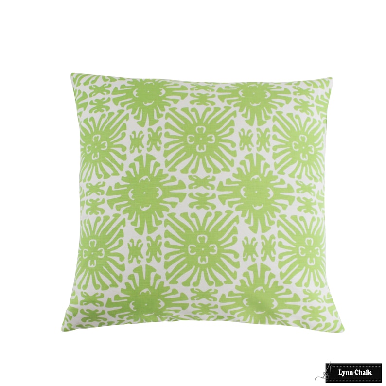 Puede incluir: Coj&iacute;n decorativo cuadrado con un estampado floral verde lima repetido sobre fondo blanco. El coj&iacute;n tiene un aspecto texturizado y probablemente est&aacute; hecho de tela. Su forma cuadrada lo hace adecuado para un sof&aacute; o una cama.