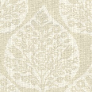 Op de afbeelding: Een beige stof met een wit bloemenpatroon. Het patroon heeft een herhalend ontwerp van gestileerde bladeren en bloemen.