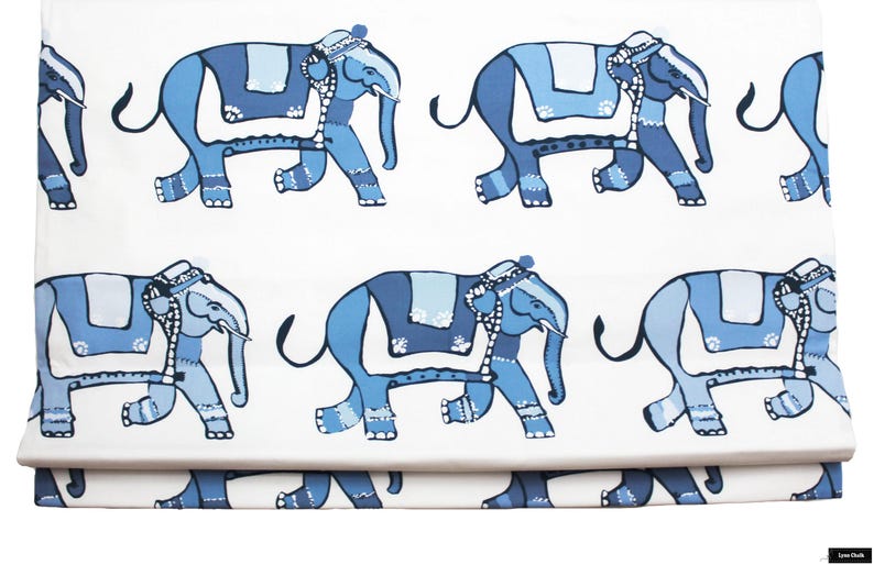 Puede incluir: Tela estampada en azul y blanco con un dise&ntilde;o repetido de elefantes estilizados. Los elefantes est&aacute;n delineados en negro y tienen un dise&ntilde;o estampado en azul claro y blanco.