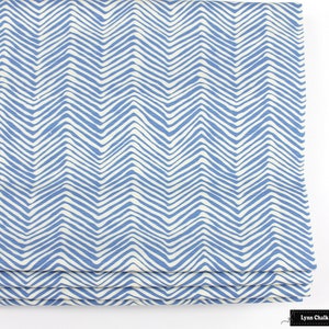 Puede incluir: Tela con estampado de chevron azul y blanco. La tela est&aacute; doblada en tres.