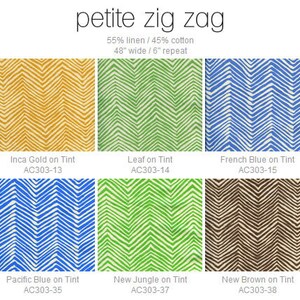 Puede incluir: Un muestrario de tela que muestra 10 colores diferentes de un patr&oacute;n en zigzag. La tela es 55% lino y 45% algod&oacute;n. La tela tiene 122 cm de ancho y un repetido de 15 cm. Los colores incluyen topo, oro, verde, azul, rojo, azul marino, azul claro, verde oscuro, marr&oacute;n y negro.