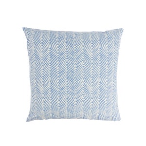 Puede incluir: Una almohada de tiro azul y blanco con un dise&ntilde;o de chevron.
