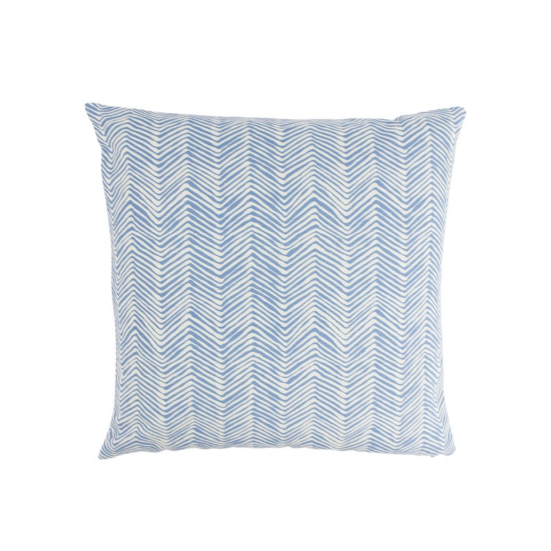 Puede incluir: Una almohada de tiro azul y blanco con un dise&ntilde;o de chevron.