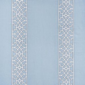 K&ouml;nnte beinhalten: Ein hellblauer Stoff mit einem wei&szlig;en geometrischen Muster. Das Muster wiederholt sich vertikal in zwei Streifen.