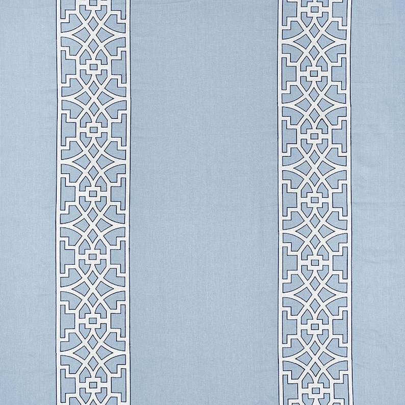 K&ouml;nnte beinhalten: Ein hellblauer Stoff mit einem wei&szlig;en geometrischen Muster. Das Muster wiederholt sich vertikal in zwei Streifen.