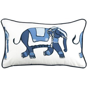Puede incluir: Una almohada rectangular blanca con un dise&ntilde;o de elefante azul y blanco. El elefante camina hacia la derecha y tiene una silla de montar con estampado azul y blanco.