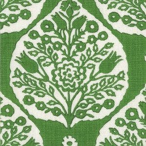 Op de afbeelding: Groene en witte stof met een herhalend patroon van gestileerde bloemenmotieven. Het patroon heeft een centrale bloem met twee gestileerde tulpen aan weerszijden, omringd door kleinere bladeren en bloemen.