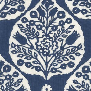 Op de afbeelding: Een witte stof met een blauw bloemenpatroon. Het patroon bevat gestileerde bloemen, bladeren en knoppen. De stof heeft een textuur die lijkt op linnen.