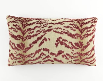 Almohadas de terciopelo Cowtan & Tout Rajah 11028 (ambos lados en rojo) Fabricadas a pedido (pedido mínimo de 2 almohadas)