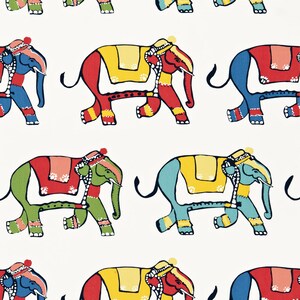 Puede incluir: Un patr&oacute;n repetido de elefantes coloridos con sillas de montar y decoraciones ornamentadas. Los elefantes est&aacute;n en varios tonos de azul, verde, rojo y amarillo. El fondo es blanco.