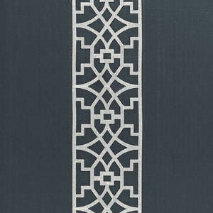 K&ouml;nnte beinhalten: Ein dunkelblauer Stoff mit einem wei&szlig;en geometrischen Muster. Das Muster ist ein sich wiederholendes Design aus Quadraten und Kreisen.
