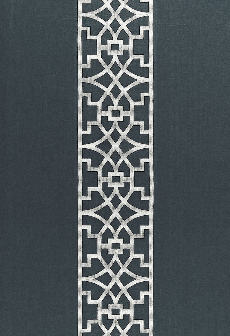 K&ouml;nnte beinhalten: Ein dunkelblauer Stoff mit einem wei&szlig;en geometrischen Muster. Das Muster ist ein sich wiederholendes Design aus Quadraten und Kreisen.