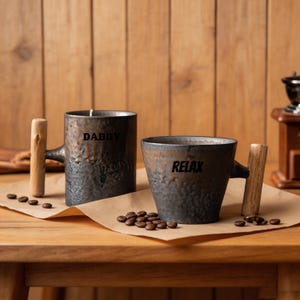 Caneca grande rústica de cerâmica com alça de madeira, feita à mão, com esmalte dourado e detalhes em ferro, ideal para café e chá. Caneca vintage de grande capacidade, perfeita para presente de Natal.