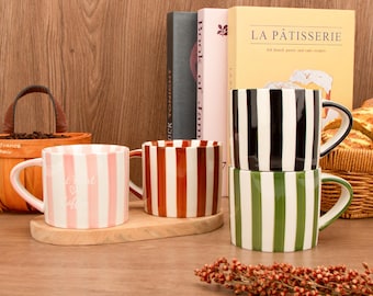 Ensemble de tasses à rayures personnalisées, tasse à café en céramique gravée personnalisée avec support, nom minimaliste, cadeau pour maman, cadeau fait main pour mère