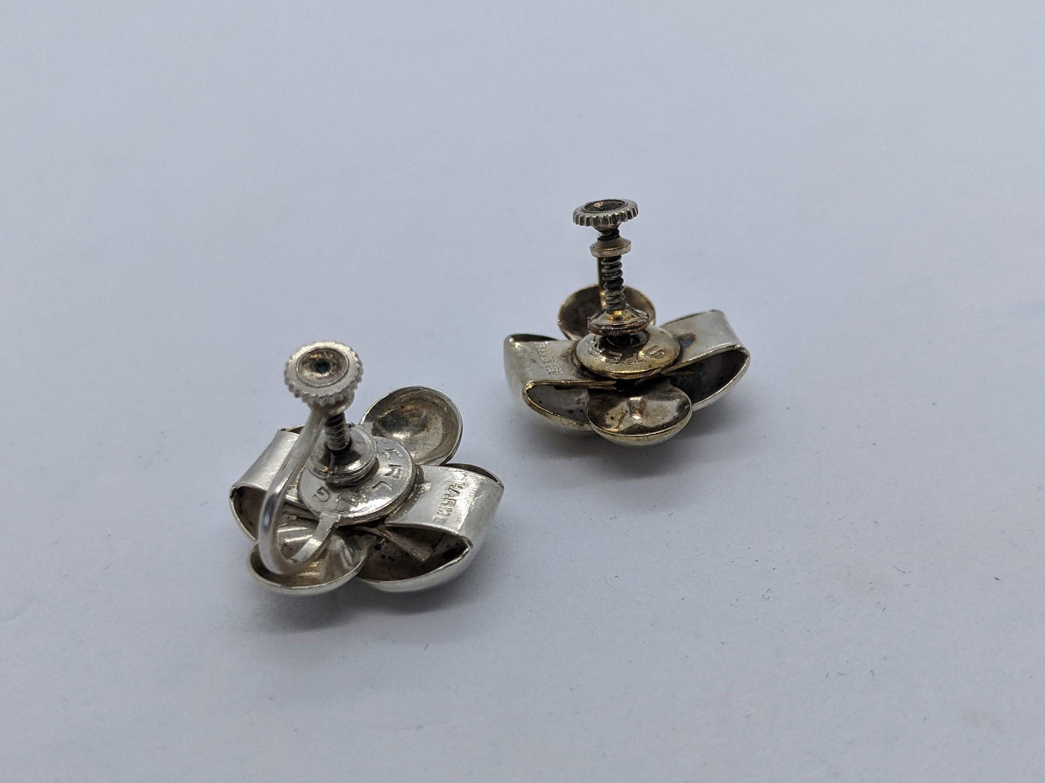 Boucles D'oreilles à Vis Vintage En Relief Couleur Argent Poli - Signées *4436 - Occasion