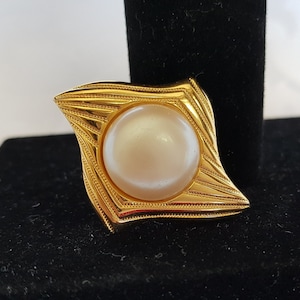 Ladies Bolo Tie Pearl and Gold Tone