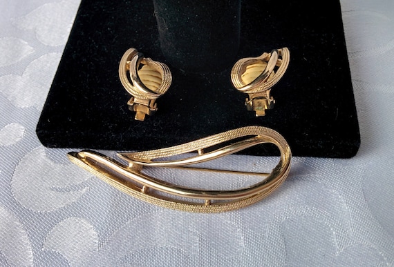 Sarah Coventry Gold Brooch and Earring Set, Sarah