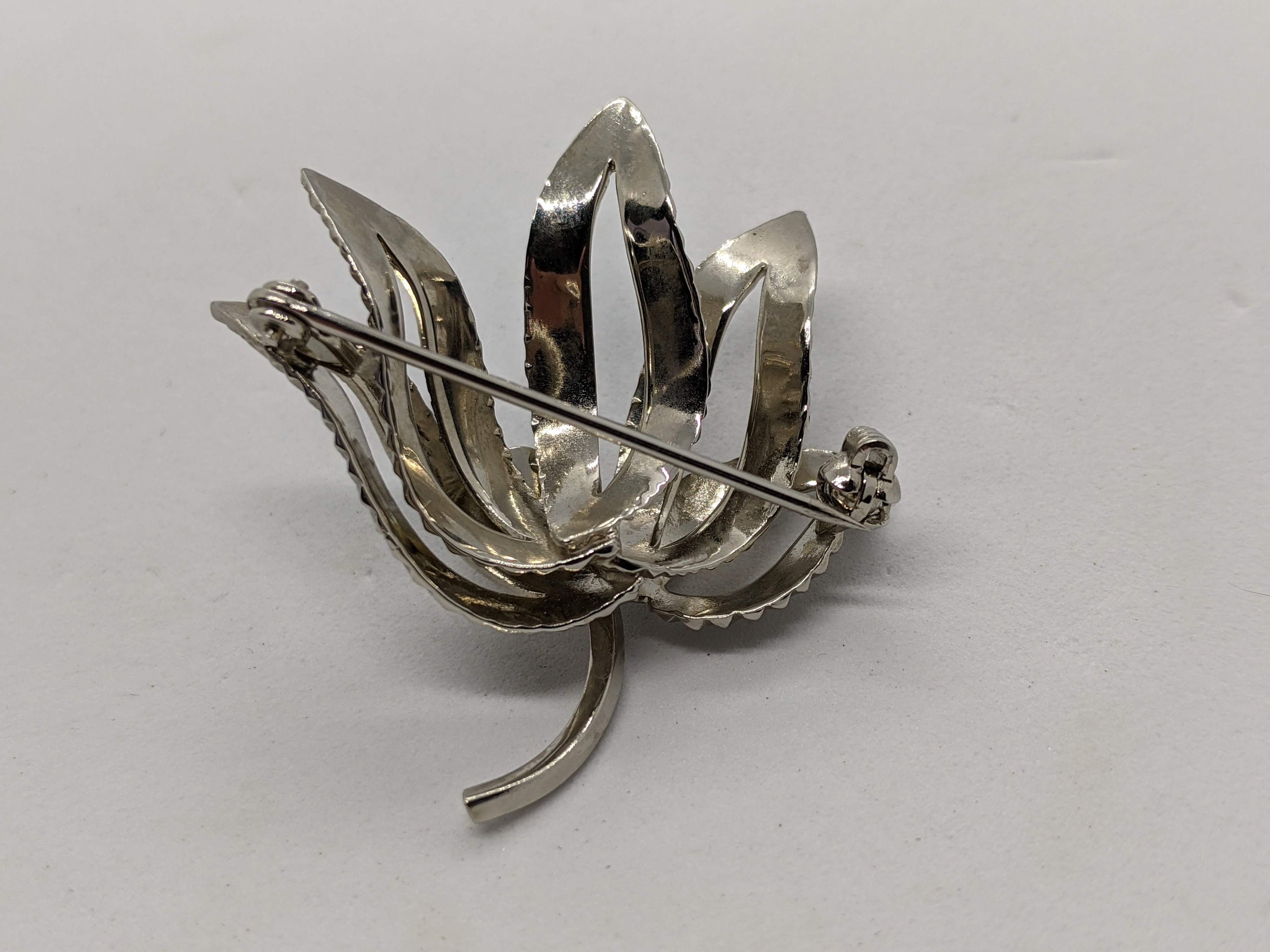 Broche Feuille En Métal Argenté Signée Avec Perle - Style Vintage Doré - Occasion