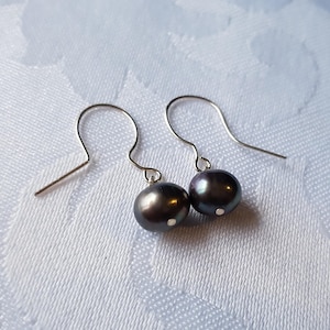 Boucles d&#39;oreilles en perles véritables grises, boucles d&#39;oreilles pendantes gris-violet argenté, boucles d&#39;oreilles, perles
