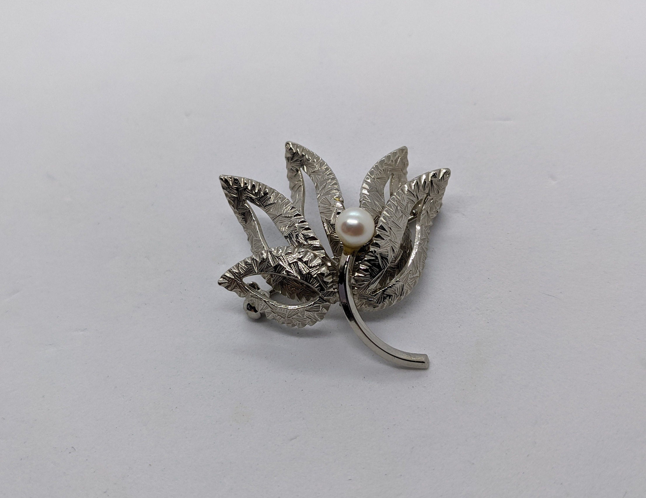 Broche Feuille En Métal Argenté Avec Perle - Signée, Occasion, Bijou Vintage Ou Rétro