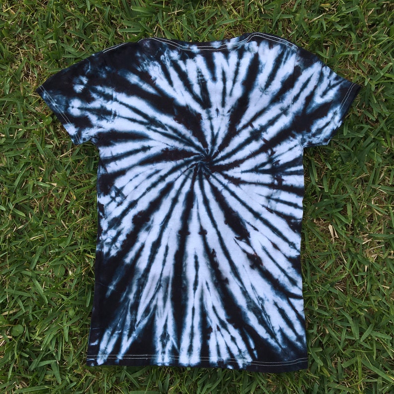 how to make a black and white tie dye shirt