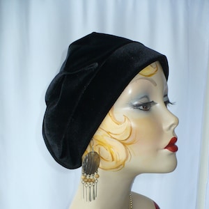 Women's Black Velvet Beret image 1