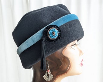 Black Pillbox Lid with Pale Turquoise Velvet Trim