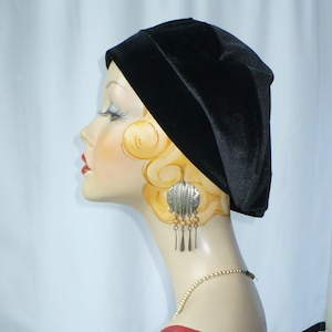 Women's Black Velvet Beret image 2