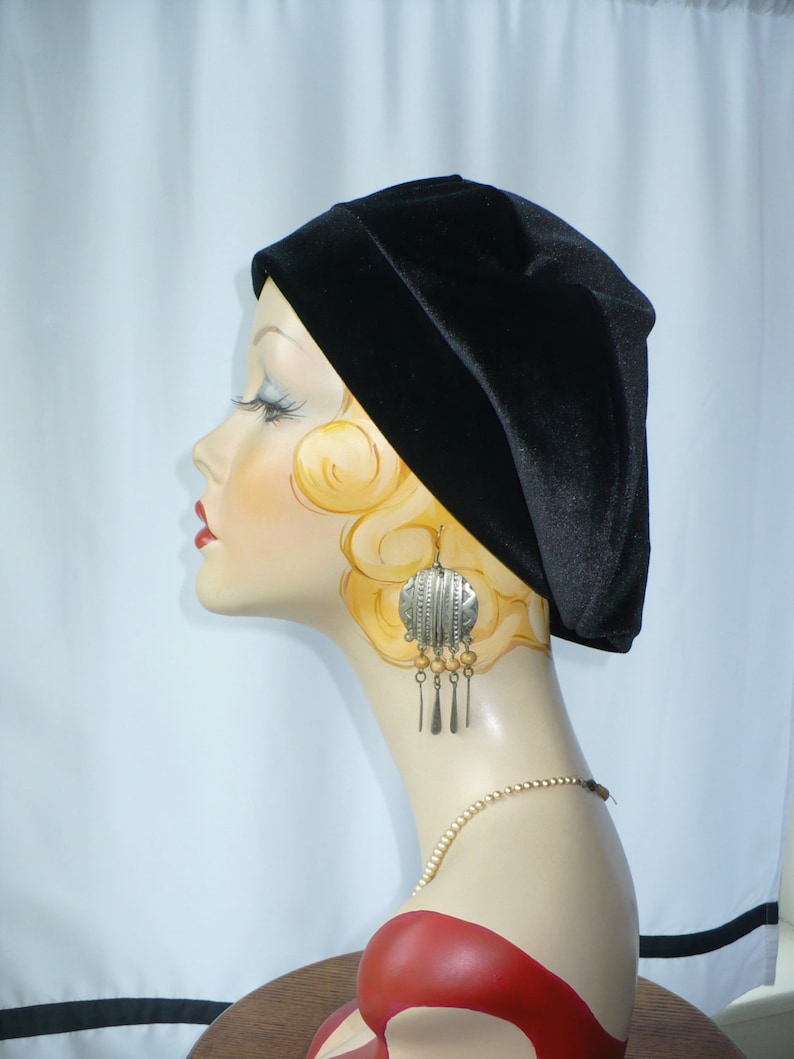 Women's Black Velvet Beret image 2