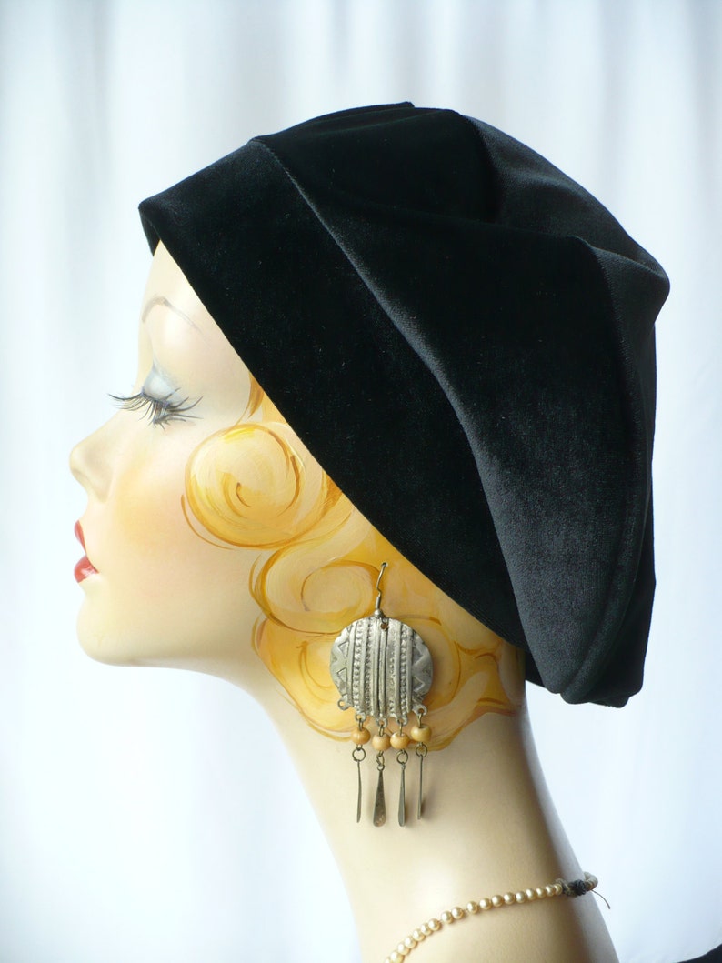 Women's Black Velvet Beret image 4