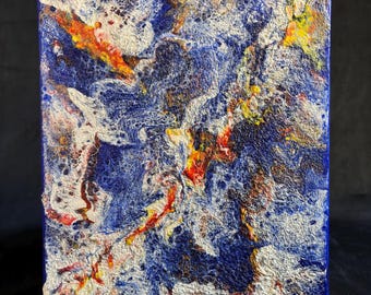 Arte abstracto texturizado sobre lienzo: pintura acrílica azul, blanca y roja.