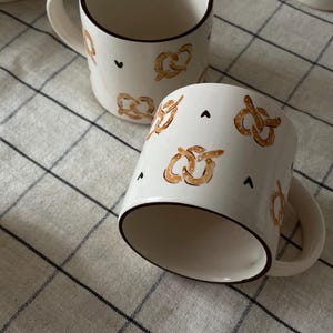 Pretzel Liebe Mug – Handcrafted Stoneware Cup, 250 ml – Pretzel & Heart Illustration – Austrian Bavarian Inspired Coffee Mug