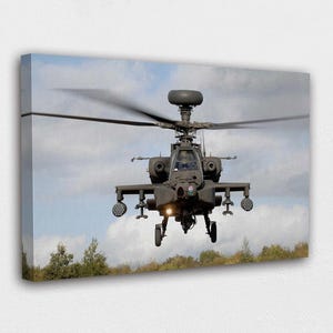 Può includere: Stampa su tela di un elicottero militare in volo. L'elicottero verde scuro ha un rotore di grandi dimensioni e diversi sistemi d'arma. Lo sfondo presenta un cielo nuvoloso e una fila di alberi.
