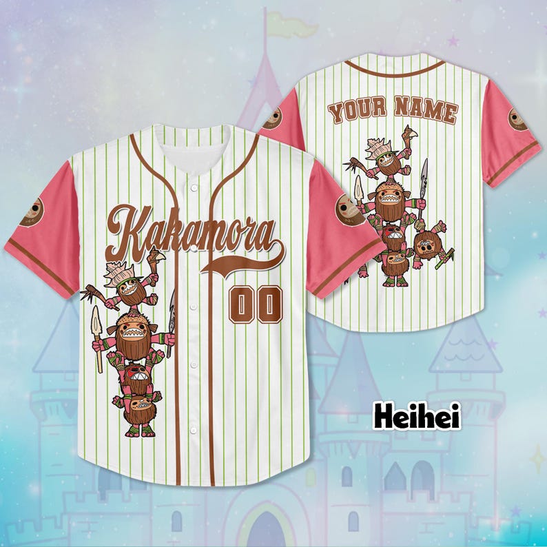 Puede incluir: Camiseta de b&eacute;isbol blanca con finas rayas marrones, con la palabra "Kakamora" en escritura marr&oacute;n. La camiseta tiene mangas rosas y el n&uacute;mero "00". La parte trasera de la camiseta tiene el texto "YOUR NAME" y un gr&aacute;fico de personajes de dibujos animados.