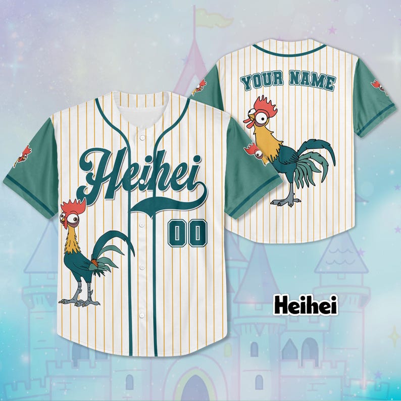 Puede incluir: Camiseta de b&eacute;isbol crema con rayas doradas y mangas verde azulado. La parte delantera presenta "Heihei" en escritura verde azulado y el n&uacute;mero "00". Un gallo de dibujos animados est&aacute; en la parte delantera y trasera. La parte trasera tiene "YOUR NAME" encima del gallo.