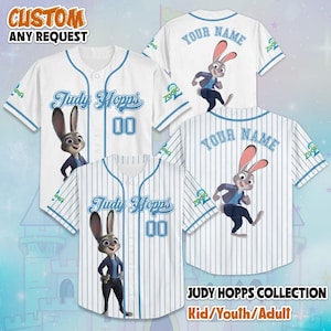 Pu&ograve; includere: Maglie da baseball bianche con dettagli blu e la scritta "Judy Hopps" e "00". Le maglie presentano un'immagine a cartoni animati di Judy Hopps di Zootropolis. Il testo "YOUR NAME" &egrave; sul retro di alcune maglie. Il testo "CUSTOM ANY REQUEST" &egrave; in alto.