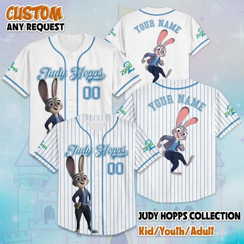 Pu&ograve; includere: Maglie da baseball bianche con dettagli blu e la scritta "Judy Hopps" e "00". Le maglie presentano un'immagine a cartoni animati di Judy Hopps di Zootropolis. Il testo "YOUR NAME" &egrave; sul retro di alcune maglie. Il testo "CUSTOM ANY REQUEST" &egrave; in alto.