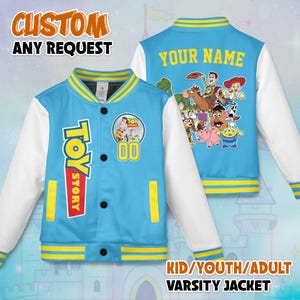 Puede incluir: Chaqueta universitaria azul claro con mangas blancas y detalles amarillos. La parte delantera muestra "TOY STORY" y un gráfico circular con personajes. La parte trasera tiene "YOUR NAME" y más personajes. Para niños, jóvenes y adultos.