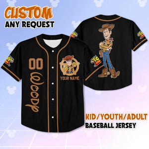 Puede incluir: Camiseta de b&eacute;isbol negra con detalles marrones y un dise&ntilde;o de dibujos animados de Woody. La camiseta presenta el texto "CUSTOM ANY REQUEST" en la parte superior, "00" y "Woody" en la parte delantera y "YOUR NAME" debajo del gr&aacute;fico de Woody. La parte trasera tiene un gr&aacute;fico de Woody.