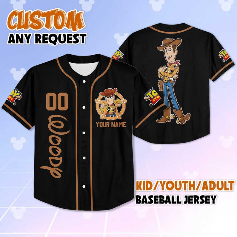 Puede incluir: Camiseta de b&eacute;isbol negra con detalles marrones y un dise&ntilde;o de dibujos animados de Woody. La camiseta presenta el texto "CUSTOM ANY REQUEST" en la parte superior, "00" y "Woody" en la parte delantera y "YOUR NAME" debajo del gr&aacute;fico de Woody. La parte trasera tiene un gr&aacute;fico de Woody.