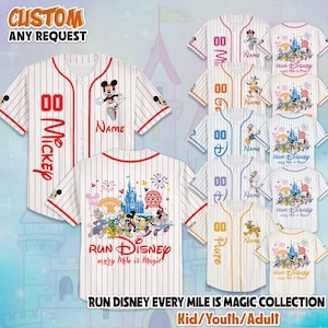 Op de afbeelding: Baseballshirts met krijtstrepen en verschillende Disney-personageontwerpen. De shirts hebben de tekst "Mr. Mickey", "Name" en "Run Disney every mile is Magic". Verkrijgbaar in kinder-, jeugd- en volwassen maten.