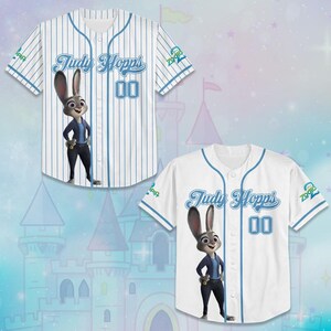 Pu&ograve; includere: Due maglie da baseball con il personaggio Judy Hopps di Zootropolis. Una &egrave; bianca con dettagli blu, l'altra bianca con gessati blu. Entrambe hanno "Judy Hopps" in corsivo e il numero "00".