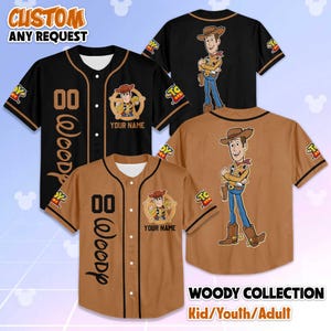 Puede incluir: Camisetas de b&eacute;isbol en negro y marr&oacute;n con un dise&ntilde;o de personaje de dibujos animados de Woody. Las camisetas tienen el texto "Woody" y "00" en la parte delantera. La imagen tambi&eacute;n incluye el texto "CUSTOM ANY REQUEST" y "WOODY COLLECTION Kid/Youth/Adult".