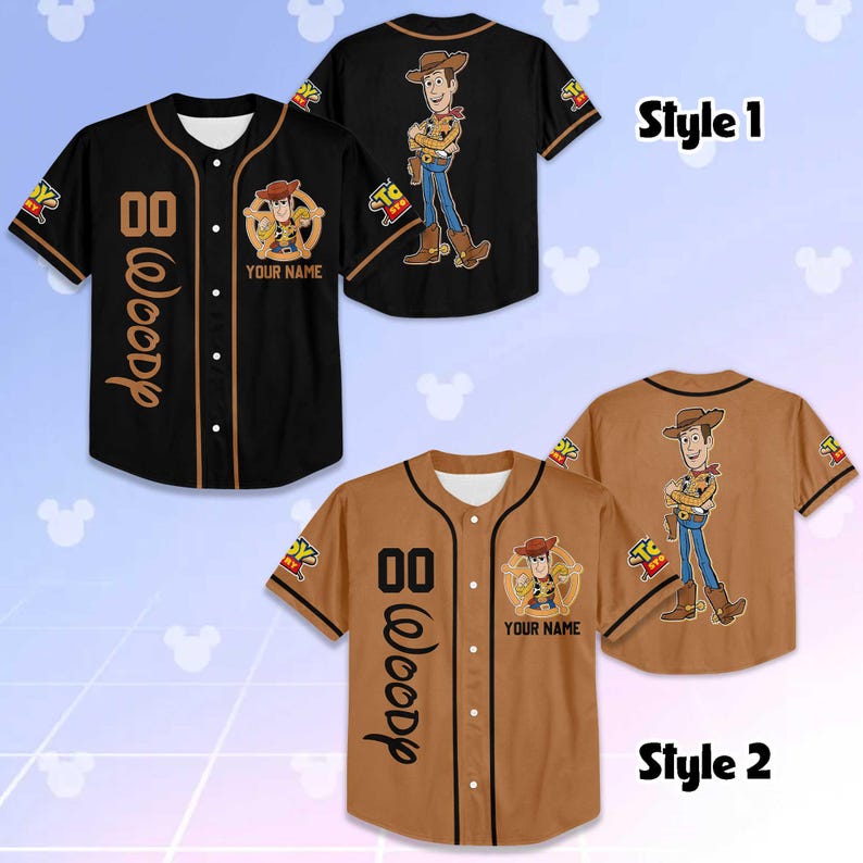 Puede incluir: Dos camisetas de b&eacute;isbol con el personaje Woody de Toy Story. Una es negra con detalles marrones, la otra es marr&oacute;n con detalles negros. Ambas tienen gr&aacute;ficos de Woody, el n&uacute;mero "00" y el nombre "Woody".