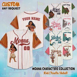 Puede incluir: Camisetas de b&eacute;isbol con personajes de la pel&iacute;cula Moana. Las camisetas son blancas con rayas finas y mangas marrones. Cada camiseta tiene el nombre y el n&uacute;mero de un personaje en la parte delantera, con arte de personajes. El texto "CUSTOM ANY REQUEST" est&aacute; en la parte superior.